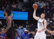 三亿体育体育官方-火箭逆袭击败小牛，独行侠遭连败