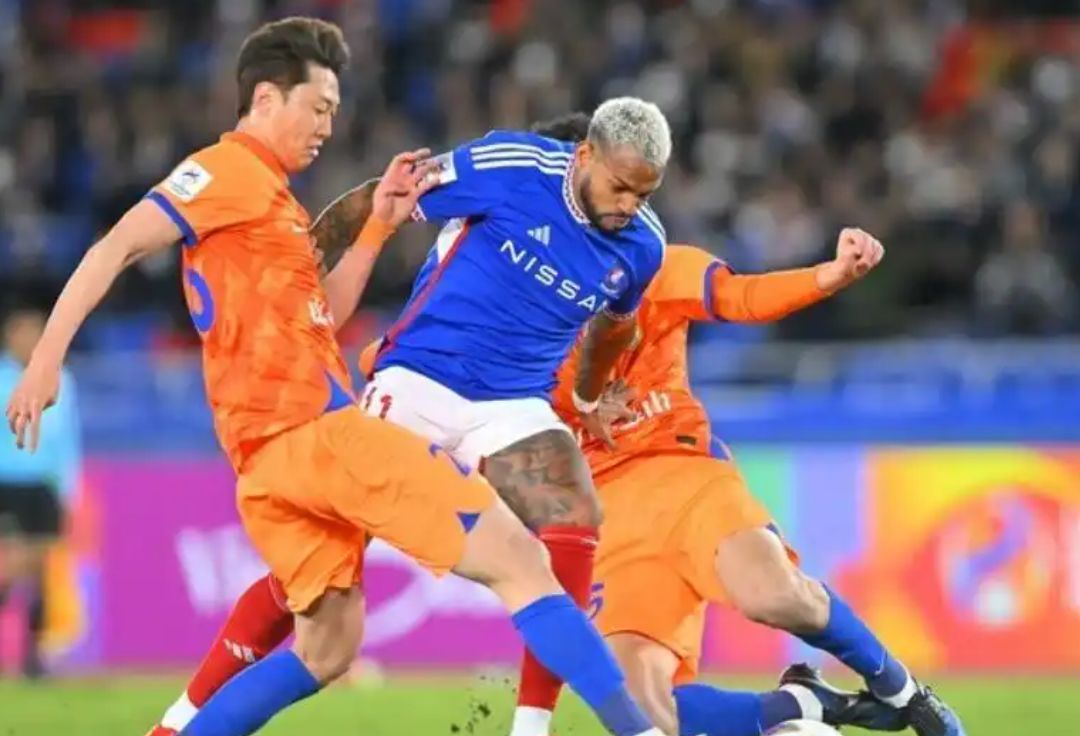 亚冠赛场球员绝技飞舞，观众喝彩声震天的简单介绍