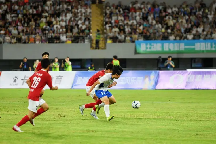 包含上海申鑫客场战平山东泰山，取得一分的词条