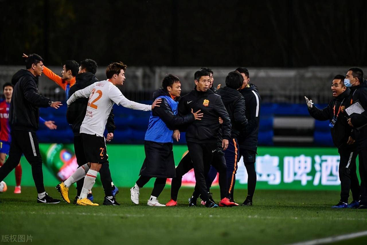 关于青岛黄海逼平八一南京，保持不败的信息