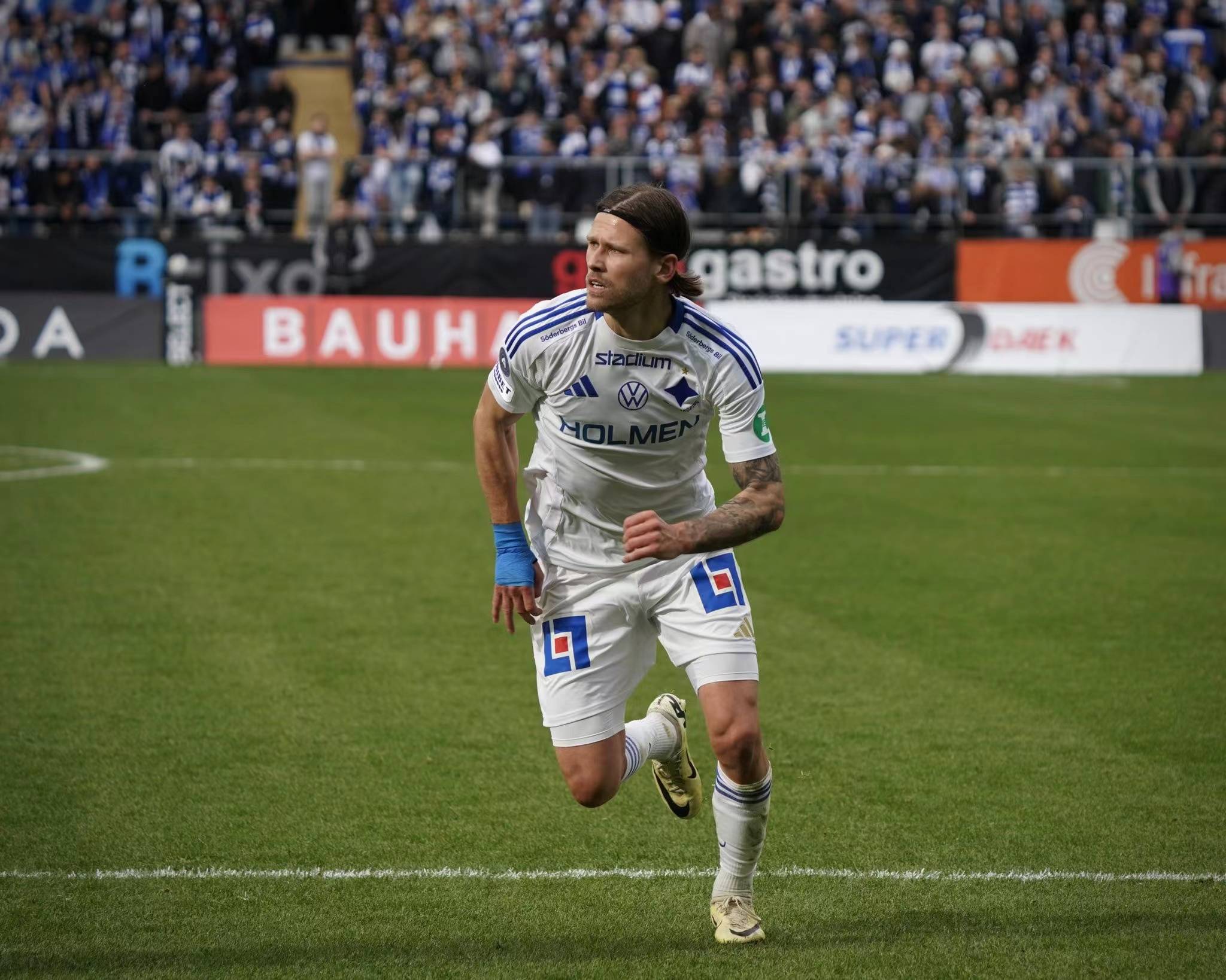 塞维利亚主场比分扩大,取得胜利 塞维利亚主场比分扩大,取得胜利