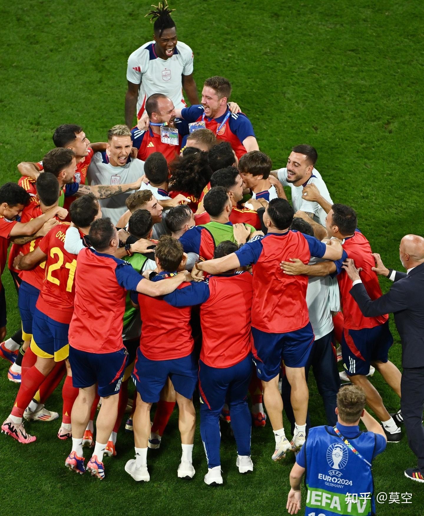 赛场上球员们的激情表现令人动容 赛场上球员们的激情表现令人动容