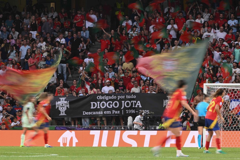 西班牙球迷狂热，期待欧洲杯预选赛胜利