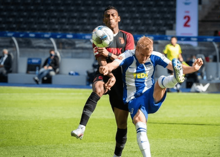 沙尔克遭遇主场失利，陷入连败泥沼