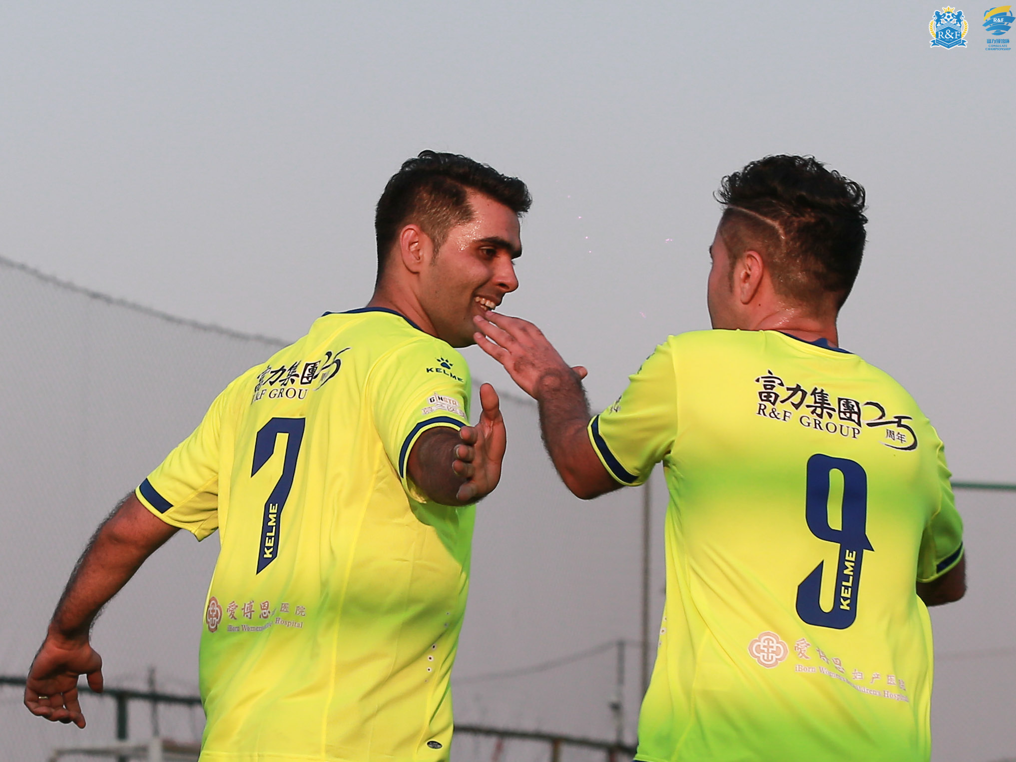 足球场上强强对话，谁能捧起胜利之杯？的简单介绍