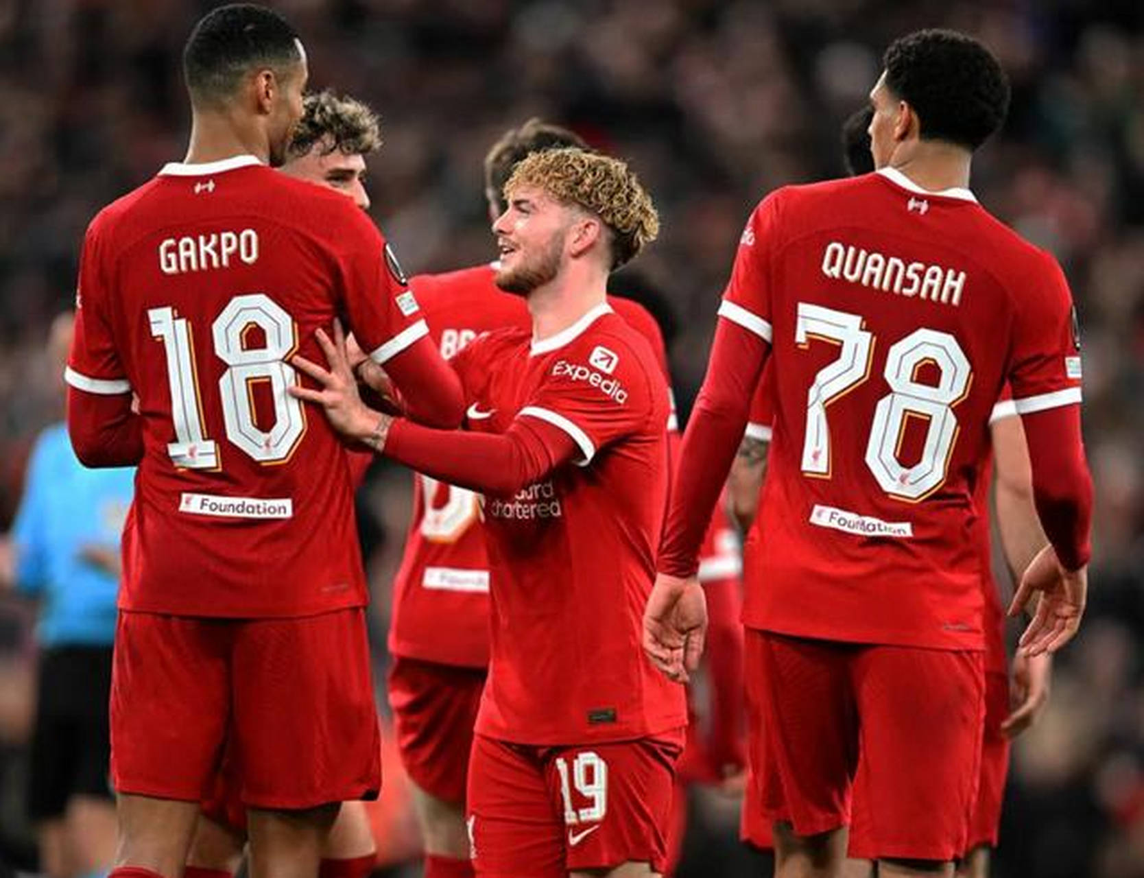 关于双方势均力敌，利物浦绝杀埃弗顿夺胜的信息