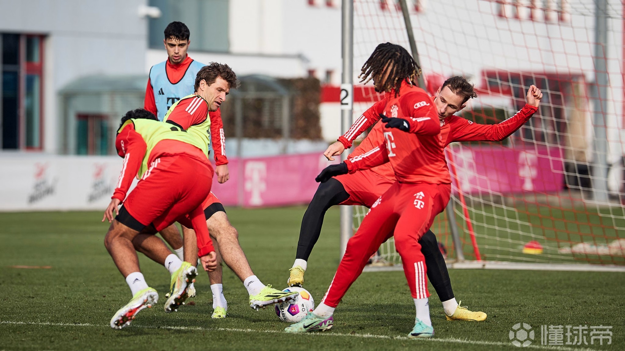 拜仁慕尼黑中场因伤缺席重要比赛，球队备战受阻的简单介绍