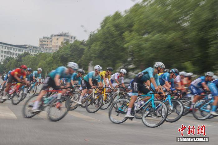 意大利自行车选手在比赛中夺冠