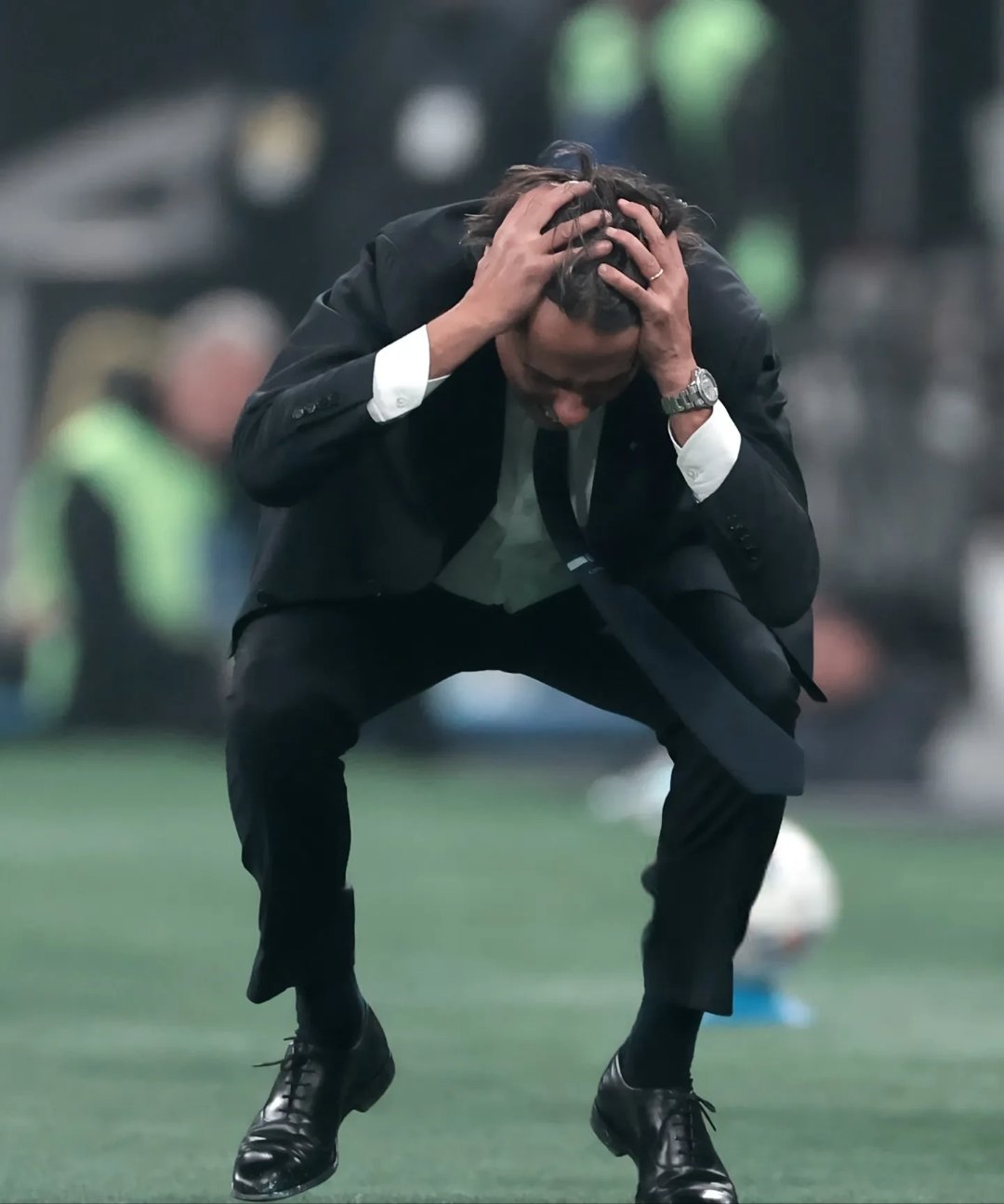 关于意大利球队遭受连败，球员士气低迷的信息