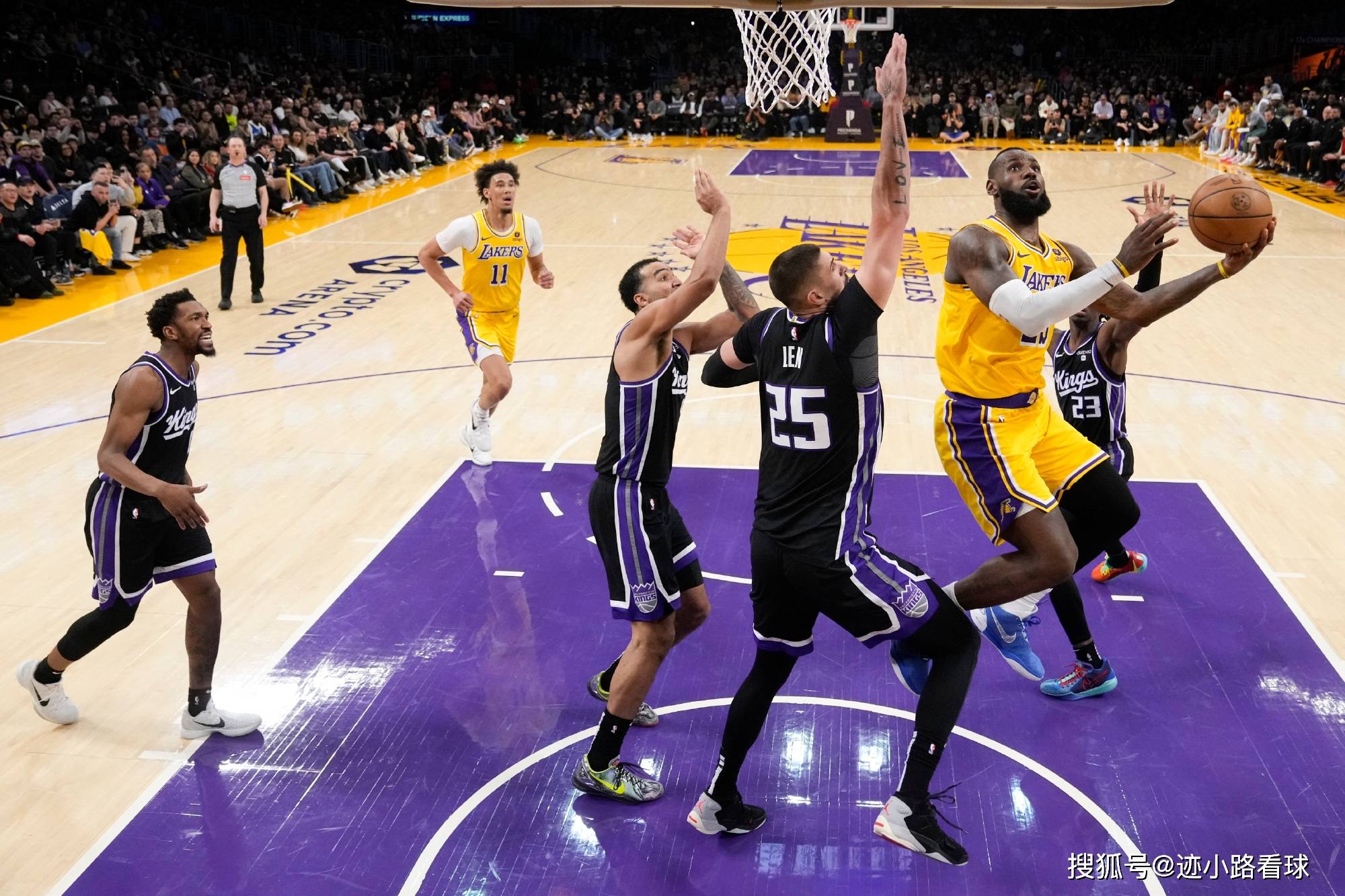 湖人大胜雄鹿,詹姆斯全方位表现 湖人大胜雄鹿,詹姆斯全方位表现