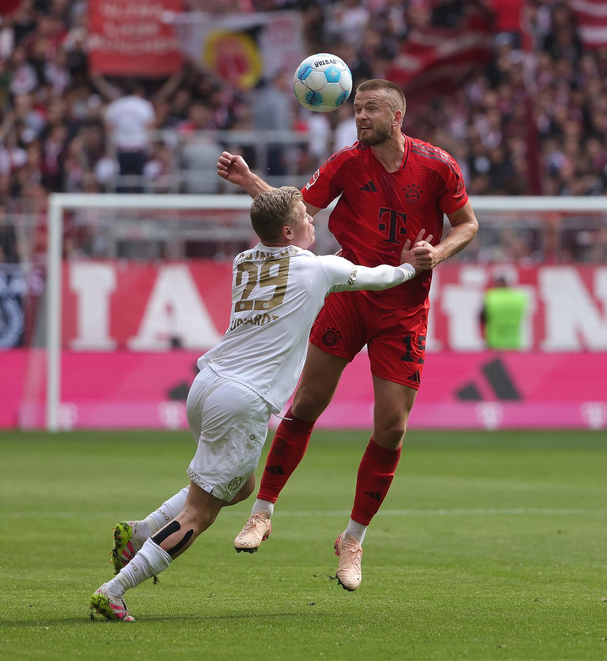 美因茨前锋连续比赛进球，成为焦点